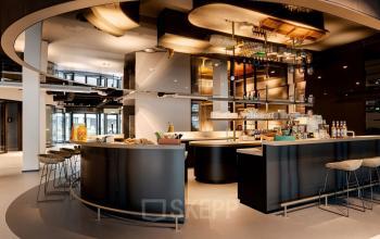 Moderne kantoorpand op Daalsesingel 51, Utrecht Centraal Station, met stijlvolle, gemeubileerde werkruimte. Perfecte plek voor kantoorruimte huren met een sfeervolle pantry en uitnodigende barstoelen.