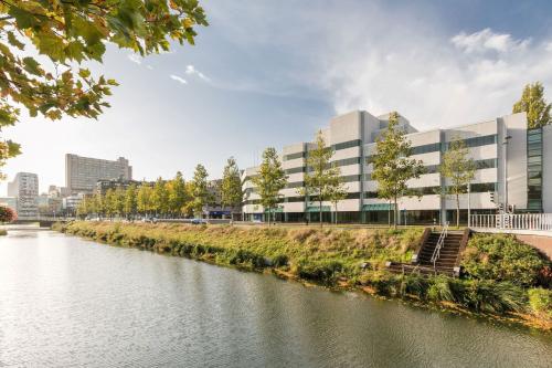 Kantoorpand aan de Daalsesingel 51, Utrecht Centraal Station, met uitzicht op het water, omringd door groen.