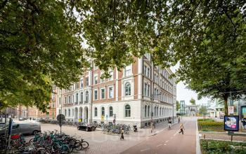 Een elegant kantoorpand gevestigd aan Moreelsepark 1 nabij Utrecht Centraal Station, met een uitnodigende gevel en fietsenstalling aan de straatkant.