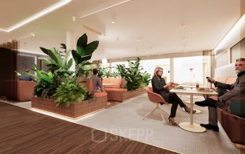 Een modern ingerichte lounge met planten en zitplekken in het kantoorpand Moreelsepark 1, Utrecht Centraal Station. Personen zijn bezig met zakelijke gesprekken en werken aan tafeltjes.