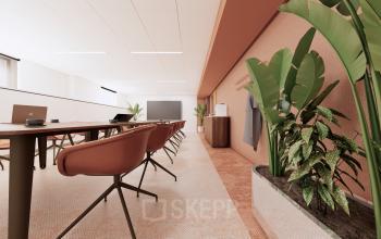 Vergaderruimte in Moreelsepark 1, Utrecht Centraal Station, met stenen vloer, planten en moderne stoelen. Ideaal voor kantoorruimte huren, geschikt voor zakelijke bijeenkomsten.