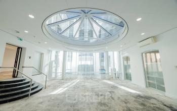 Ruime en lichte kantoorruimte onder een glazen koepel in Moreelsepark 1, Utrecht Centraal Station, ideaal om te huren voor diverse zakelijke activiteiten.