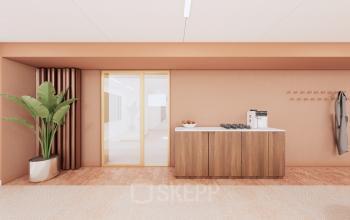 Gezellige pantry met houten kasten en koffiezetapparaat in kantoorpand bij Moreelsepark 1, Utrecht Centraal Station. Perfect voor een korte pauze tijdens het werken. Ideaal voor kantoorruimte huren.