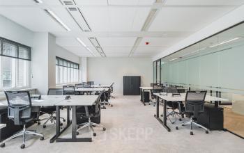 Moderne kantoorruimte te huur op Leidseveer 2-10, binnen Utrecht Centraal Station, met ruime werkplekken en glazen scheidingswanden.