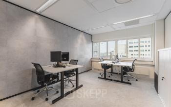 Kantoorruimte huren op Leidseveer 2-10, Utrecht Centraal Station. Moderne, lichte kantoor met bureaus, stoelen en computers in een functioneel ingerichte ruimte. Ideaal voor zakelijke activiteiten en werkplekken.