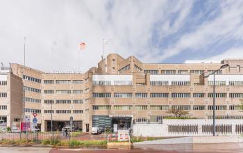 Kantoorpand aan Leidseveer 2-10 bij Utrecht Centraal Station met meerdere ingangen en parkeerplaatsen aan de voorkant van het gebouw.