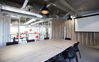 vergaderruimte met beamer en presentatiemogelijkheden in dit kantoor te huur in utrecht