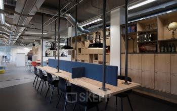 tafel en stoelen, gemeubileerd, koffiecorner utrecht, kantoorunit te huur in dit kantoor