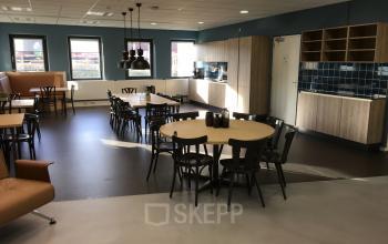 gezamenlijke ruimte en pantry binnen kantoorgebouw in utrecht in de buurt van treinstation, kantoorruimte te huur