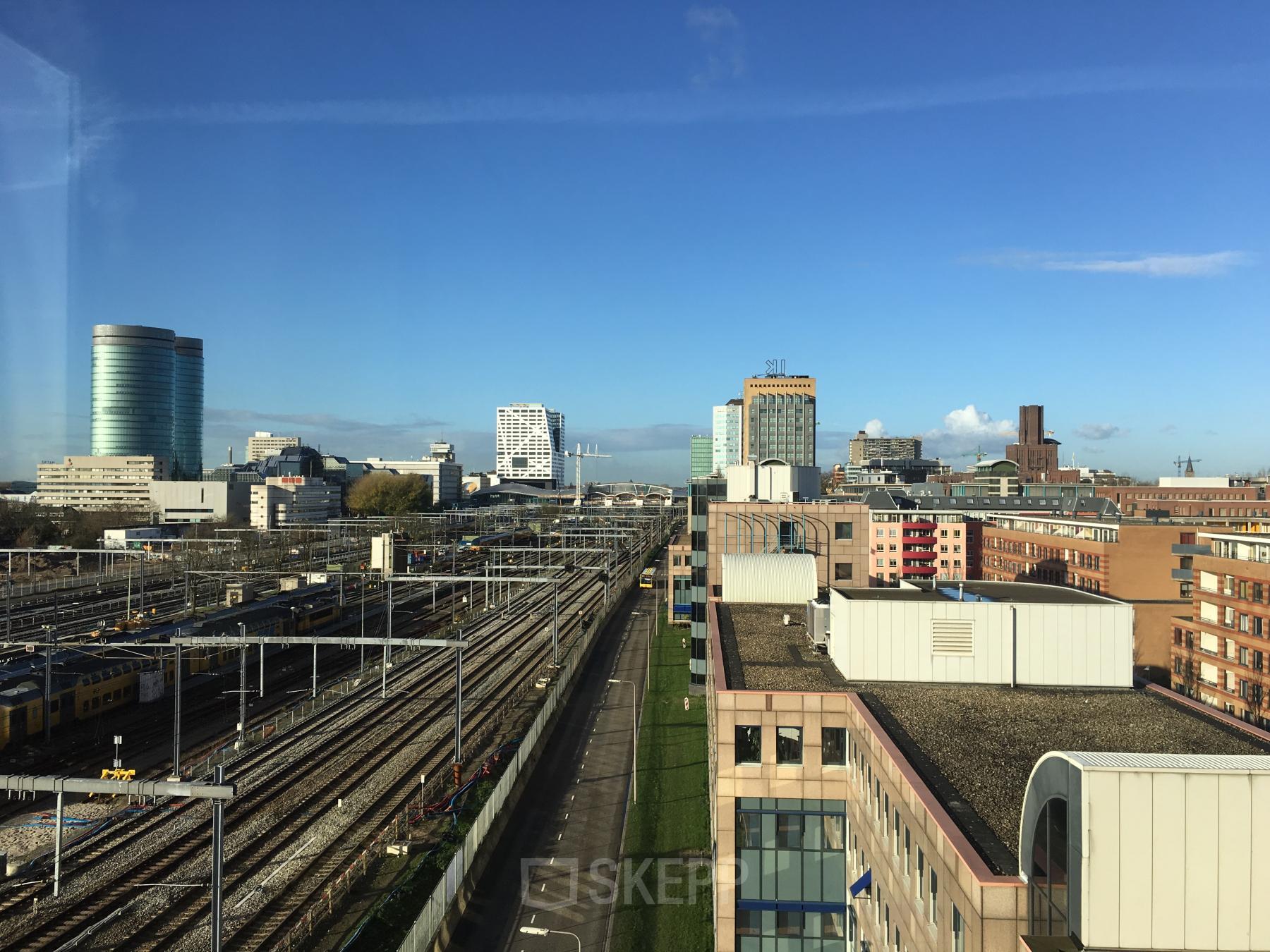 uitzicht op het ns treinstation naast het kantoorgebouw gunstige locatie met goede bereikbaarheid