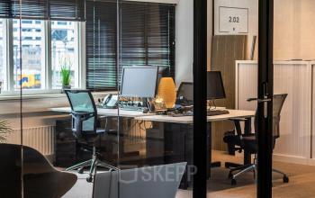 Modern ingerichte kantoorruimte bij Utrecht Centraal Station, Leidseveer 2-10, met bureaus en comfortabele stoelen klaar voor productief werken.