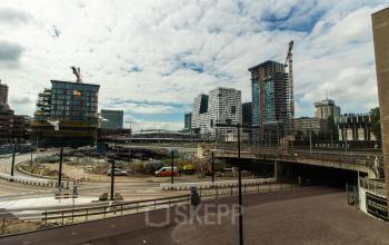 Exterieur van kantoorpand gelegen aan Leidseveer 2-10, nabij Utrecht Centraal Station, met uitzicht op de bouwactiviteiten en omliggende moderne gebouwen.