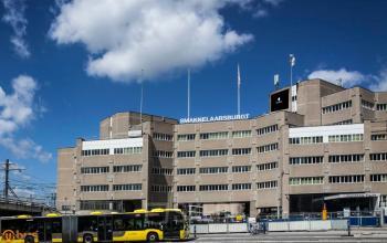 Kantoorpand op Leidseveer 2-10, Utrecht Centraal Station, biedt ruime kantoorruimte huren met industriële uitstraling. Goed bereikbaar en centraal gelegen met openbaar vervoer aan de voorzijde.