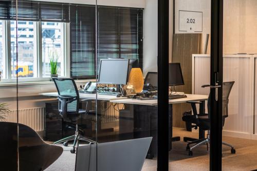 Modern ingerichte kantoorruimte bij Utrecht Centraal Station, Leidseveer 2-10, met bureaus en comfortabele stoelen klaar voor productief werken.