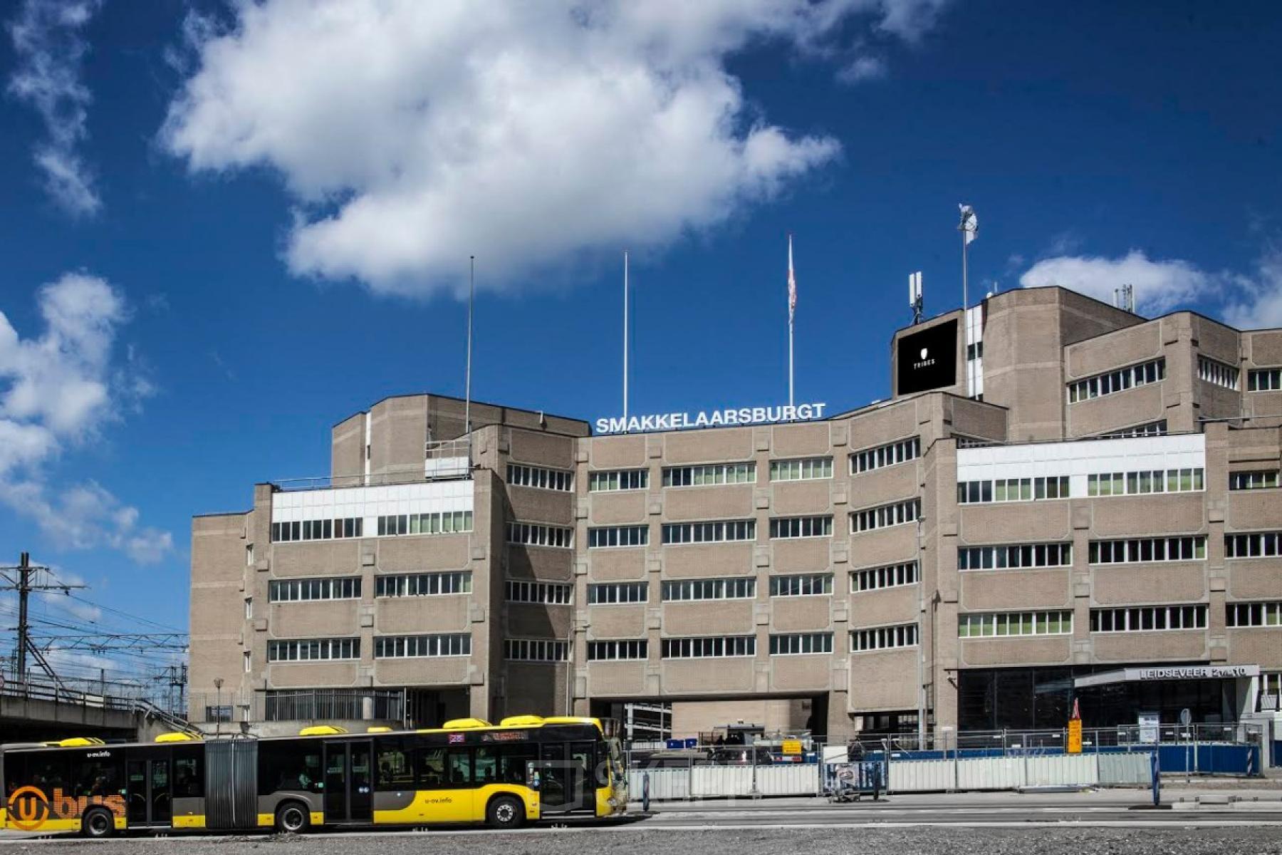 Kantoorpand op Leidseveer 2-10, Utrecht Centraal Station, biedt ruime kantoorruimte huren met industriële uitstraling. Goed bereikbaar en centraal gelegen met openbaar vervoer aan de voorzijde.