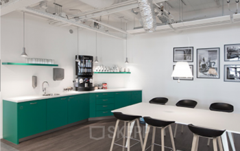 De pantry in het kantoorgebouw