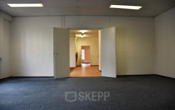 De gang aansluitend aan de kantoorruimte
