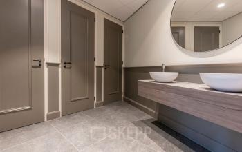 Interieur van een modern kantoorpand met een stijlvolle badkamer, gelegen op Kromme Nieuwegracht 3, Utrecht Centrum.