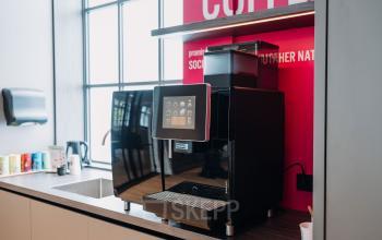 Pantry in kantoor Kromme Nieuwegracht 3, Utrecht Centrum, met koffieautomaat en spoelbak. Genoeg ruimte voor ontspanning tijdens het werken.
