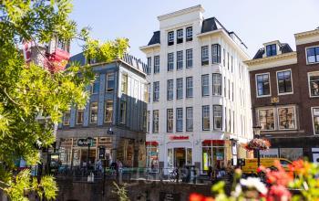 Kantoorpand aan de Oudegracht 161 in Utrecht Centrum, met een karakteristieke gevel en levendige omgeving. Ideale locatie voor kantoorruimte huren in het bruisende stadscentrum.