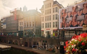 Exterieur van het kantoorpand aan de Oudegracht 161 in Utrecht Centrum, met uitzicht op de grachten en nabijgelegen winkels.