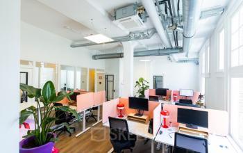 Moderne, lichte kantoorruimte met meerdere werkplekken in kantoorpand Oudegracht 161, Utrecht Centrum. Planten en kleurrijke scheidingswanden zorgen voor een frisse en inspirerende werkomgeving. Ideaal om kantoorruimte te huren.