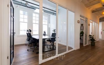 Licht kantoor aan de Oudegracht 161 in Utrecht Centrum met vergaderruimte en glazen wanden. Perfect voor wie kantoorruimte wil huren met een moderne uitstraling en functionele indeling.