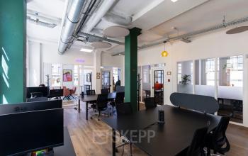 Moderne en lichte kantoorruimte op Oudegracht 161 in Utrecht Centrum met werkplekken en minimalistische inrichting, ideaal voor bedrijven die kantoorruimte willen huren.