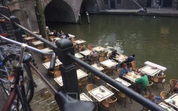 Canalbuilding tables and chairs outside