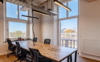 Lichte kantoorruimte huren aan de Nicolaas Beetsstraat 216, Utrecht Centrum, met houten tafels en moderne stoelen.