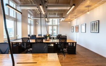 Moderne kantoorruimte huren op Nicolaas Beetsstraat 216 in Utrecht Centrum, Utrecht, met houten bureaus, ergonomische stoelen en grote ramen.
