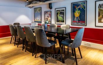 Vergaderruimte in kantoorpand aan Nicolaas Beetsstraat 216, Utrecht Centrum met lange tafel, grijze stoelen, en wanddecoraties.