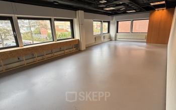 Lichte kantoorruimte in Utrecht Kanaleneiland op Bernadottelaan 13, met grote ramen voor veel natuurlijk licht. Ideaal voor wie een kantoor wil huren in een levendige omgeving.