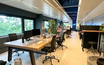 Moderne kantoorruimte op Bernadottelaan 13 in Utrecht Kanaleneiland, met werkplekken en mensen bezig op computers. Ideaal voor kantoorruimte huren in een levendige omgeving.