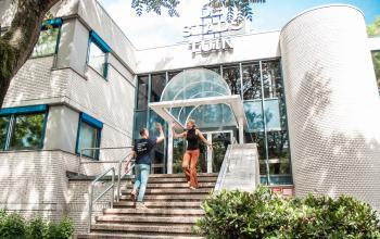 Zakelijke interactie voor een kantoor op Bernadottelaan 13, Utrecht Kanaleneiland. Een modern kantoorpand met grote ramen en een uitnodigende ingang, ideaal voor kantoorruimte huren.
