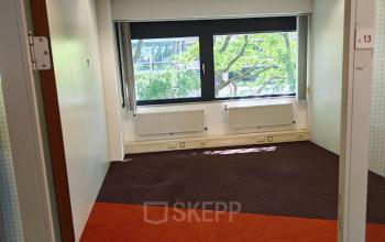 Compacte kantoorruimte te huur met tapijt op Bernadottelaan 13 in Utrecht Kanaleneiland, geschikt voor diverse kantooractiviteiten. Grote ramen voor natuurlijk lichtinval.