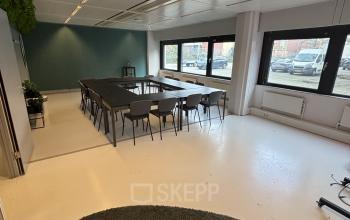 Kantoor met ruime opstelling van tafels en stoelen, geschikt voor vergaderingen, gelegen aan Bernadottelaan 13, Utrecht Kanaleneiland.
