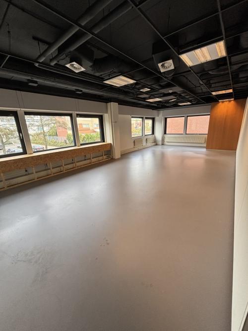 Lichte kantoorruimte in Utrecht Kanaleneiland op Bernadottelaan 13, met grote ramen voor veel natuurlijk licht. Ideaal voor wie een kantoor wil huren in een levendige omgeving.