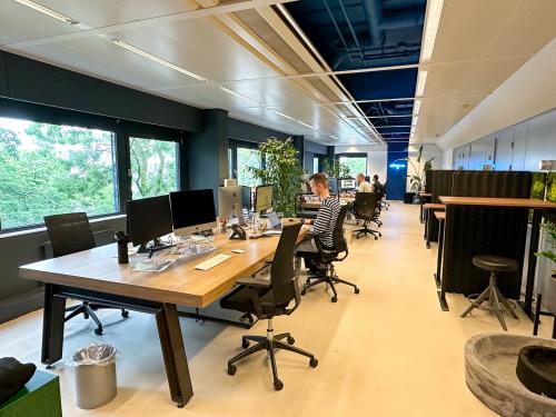 Moderne kantoorruimte op Bernadottelaan 13 in Utrecht Kanaleneiland, met werkplekken en mensen bezig op computers. Ideaal voor kantoorruimte huren in een levendige omgeving.