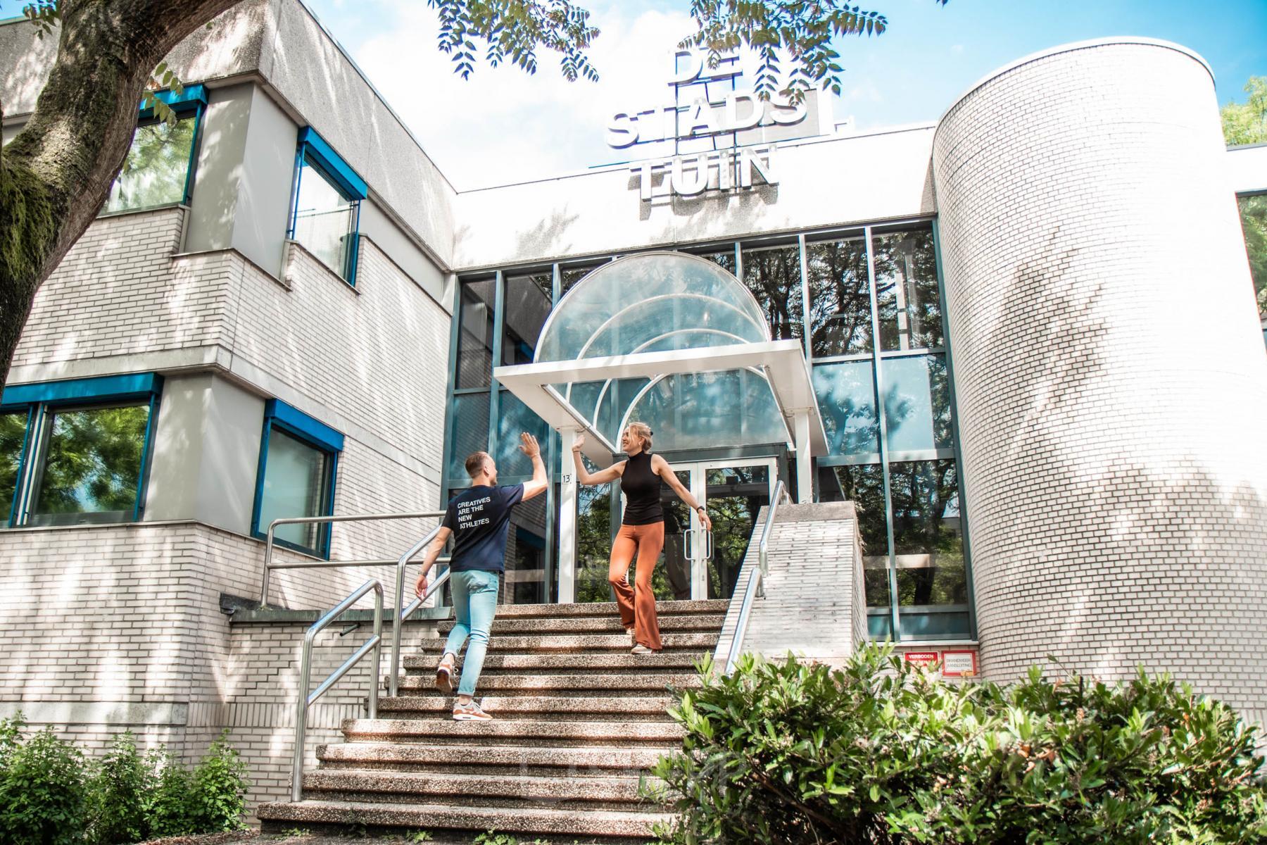 Zakelijke interactie voor een kantoor op Bernadottelaan 13, Utrecht Kanaleneiland. Een modern kantoorpand met grote ramen en een uitnodigende ingang, ideaal voor kantoorruimte huren.