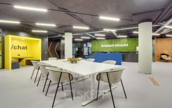 Moderne kantoorruimte huren in Utrecht Kanaleneiland aan de Europalaan 400 met open werktafels en kleurrijke accenten, ideaal voor zakelijke bijeenkomsten.