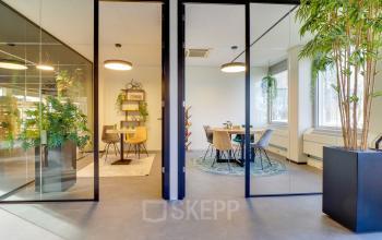 Moderne kantoorruimte huren op de Europalaan 400 in Utrecht Kanaleneiland met glazen wanden en stijlvolle vergadertafels, omgeven door veel groen voor een inspirerende werkomgeving.