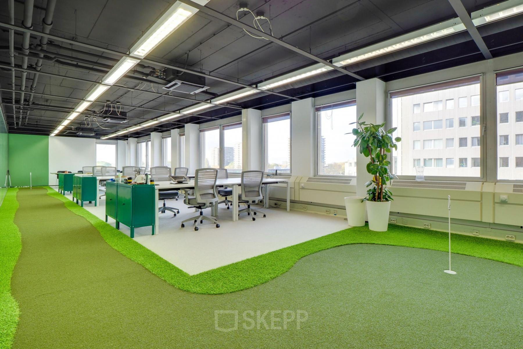Kantoren aan de Europalaan 400 in Utrecht Kanaleneiland, met moderne werkruimte, bureaus en groene scheiding voor kantoorruimte huren, onder veel natuurlijk licht via grote ramen.