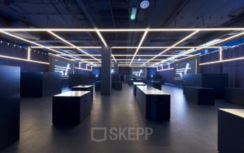 Strakke en moderne kantoorruimte met donkere meubels en opvallende verlichtingsarmaturen, gelegen op Europalaan 101 in Utrecht Kanaleneiland, Utrecht. Ideaal voor bedrijven die kantoorruimte willen huren met een eigentijdse uitstraling.
