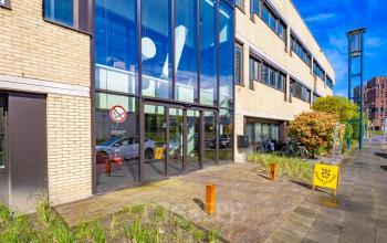 Modern kantoorpand Europalaan 93 in Utrecht Kanaleneiland, met grote glazen entree, ideaal voor kantoorruimte huren.