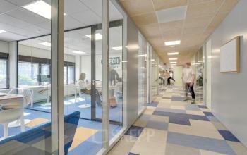 Zakelijke omgeving in Utrecht Kanaleneiland op Europalaan 93; modern kantoorpand met glazen wanden, meerdere werkplekken en mensen bezig met overleg. Geschikt voor iedereen die kantoorruimte wil huren.