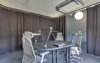 Geluidsdichte podcaststudio in een kantoorpand op Europalaan 93, Utrecht Kanaleneiland, met moderne microfoons en comfortabele stoelen, ideaal voor diverse zakelijke activiteiten en het huren van creatieve werkruimte.
