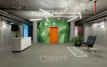 Uniek kantoorpand aan de Europalaan 100 in Utrecht Kanaleneiland met moderne uitstraling, creatieve wandafwerking en industrieel plafond. Geschikt voor bedrijven die kantoorruimte willen huren in een inspirerende omgeving.