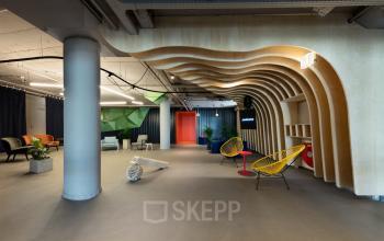 Moderne kantoorruimte op Europalaan 100 in Utrecht Kanaleneiland. Ruime gangen met unieke houten structuren en kleurrijke, comfortabele zitplekken. Ideaal voor creatief werken of ontspannen tijdens de pauze.