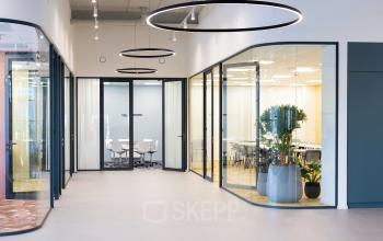 Kantoorruimte aan de Atoomweg 50, Utrecht Lage Weide: moderne glazen wanden, vergaderruimte in zicht. Minimalistisch design, professionele sfeer, geschikt voor flexibel werk. Ideaal voor het huren van kantoren.